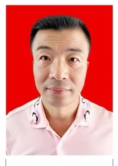 何群山個人證件照.jpg
